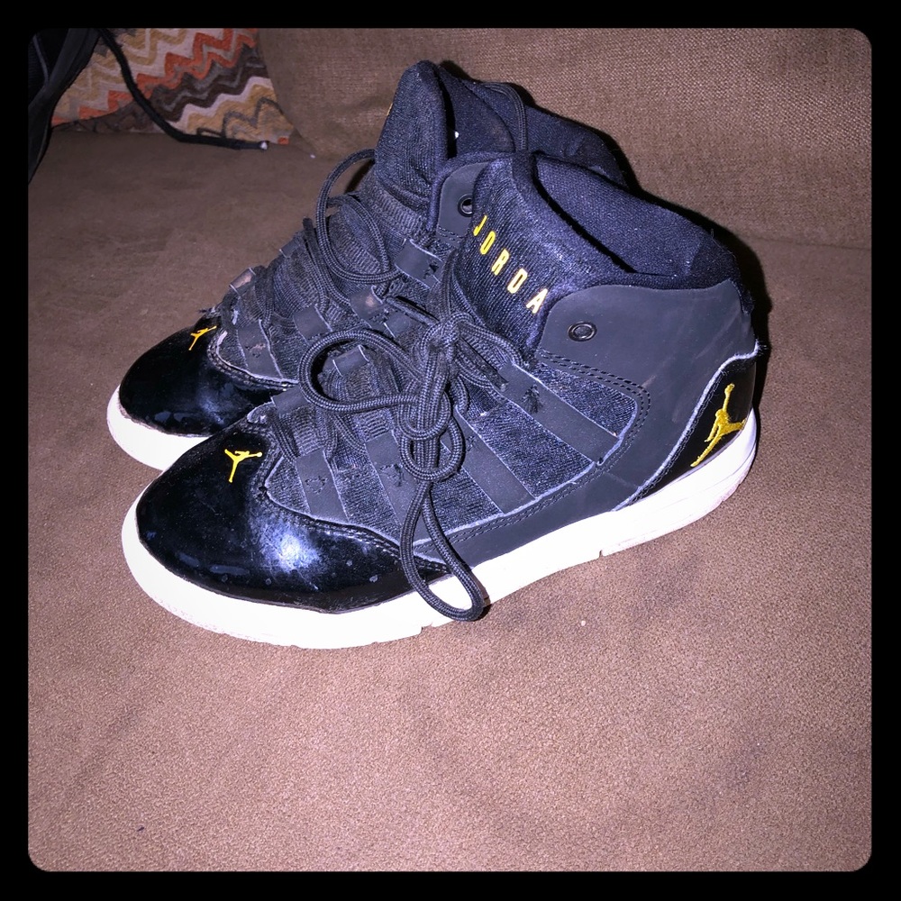 Boys black and yellow Jordan’s